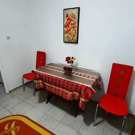 Modern Semi-central 1 Bedroom Apartment, 3 Parks Nearby *