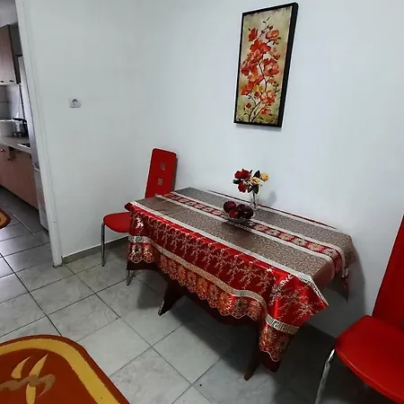Modern Semi-central 1 Bedroom Apartment, 3 Parks Nearby