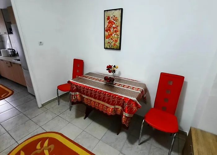 Modern Semi-central 1 Bedroom Apartment, 3 Parks Nearby *